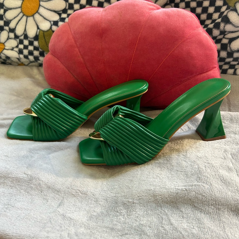 unique green sandals! 💚🍋‍🟩 - Picture 5 of 6